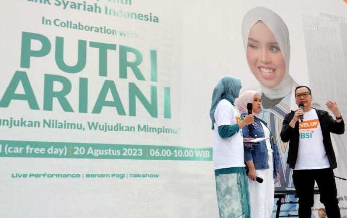 SVP Corporate Secretary BSI Gunawan Arif Hartoyo, penyanyi Putri Ariani, dan SVP Digital Banking BSI Riko Wardhana hadir mengisi acara di Car Free Day Jakarta.