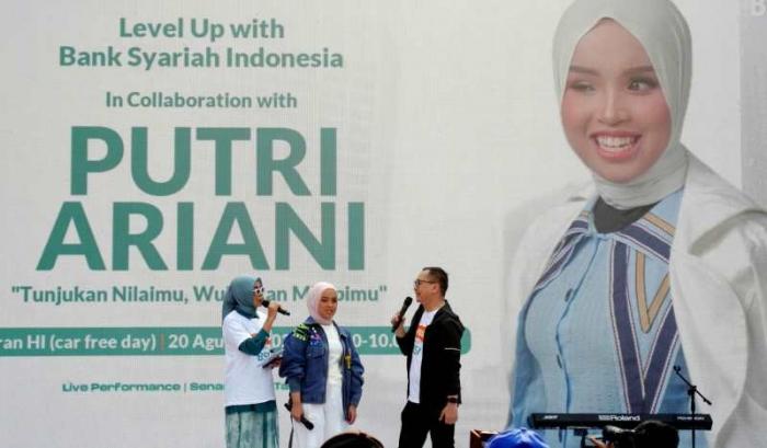 SVP Corporate Secretary BSI Gunawan Arif Hartoyo, penyanyi Putri Ariani, dan SVP Digital Banking BSI Riko Wardhana hadir mengisi acara di Car Free Day Jakarta.