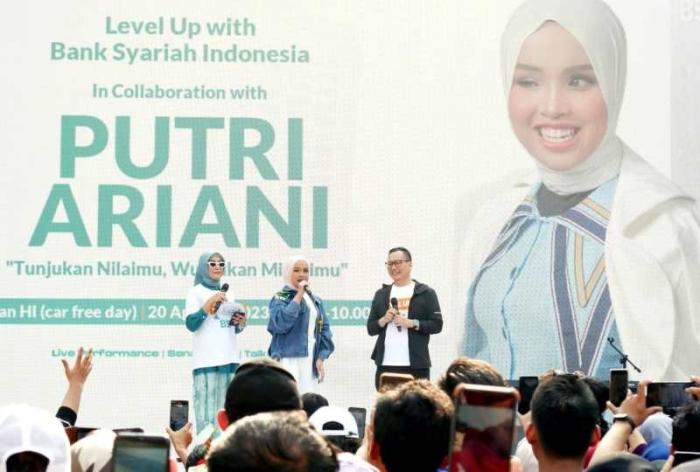 SVP Corporate Secretary BSI Gunawan Arif Hartoyo, penyanyi Putri Ariani, dan SVP Digital Banking BSI Riko Wardhana hadir mengisi acara di Car Free Day Jakarta.