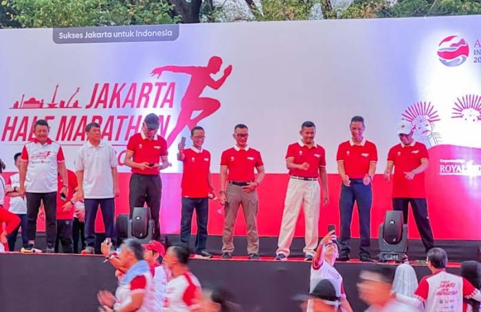 Direktur Teknologi dan Operasional Bank DKI merangkap Pelaksana Tugas Direktur Utama Bank DKI, Amirul Wicaksono (keempat kanan) mendampingi Menteri Perhubungan