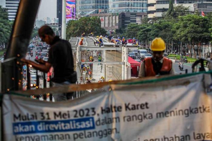 Revitalisasi halte Transjakarta Karet sudah dimulai sejak 31 Mei 2023 dan ditargetkan kembali beroperasi pada 29 Agustus 2023.
