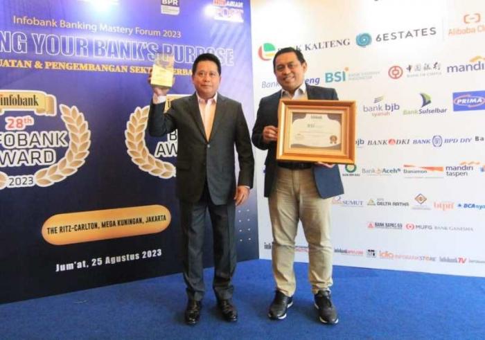 Direktur Utama PT Bank Syariah Indonesia Tbk (BSI) Hery Gunardi menerima piagam penghargaan.