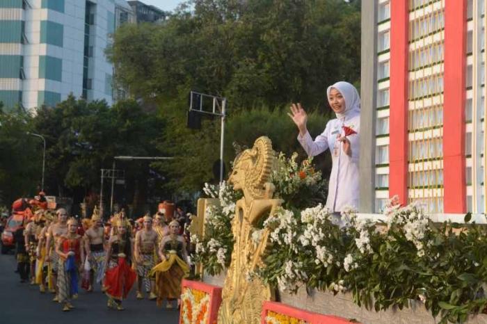 Peserta Semarang Merdeka Flower Festival melintas di kawasan Bundaran Tugu Muda, Kota Semarang, Jawa Tengah, Minggu (27/8/2023).