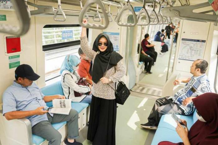 LRT Jabodebek resmi beroperasi dengan tarif sebulan pertama operasional sebesar Rp5.000 per orang untuk perjalanan jauh maupun dekat.