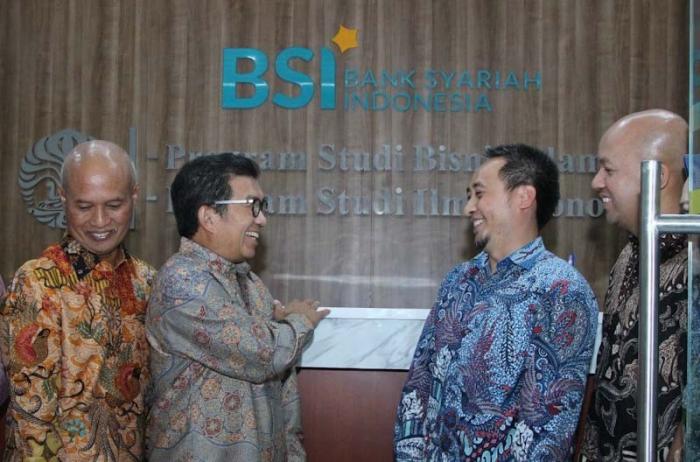 BSI dan FEB UI menandatangani naskah perjanjian kerja sama dalam hal payroll serta penggunaan produk dan layanan perbankan syariah.