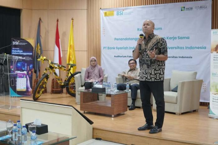 BSI dan FEB UI menandatangani naskah perjanjian kerja sama dalam hal payroll serta penggunaan produk dan layanan perbankan syariah.