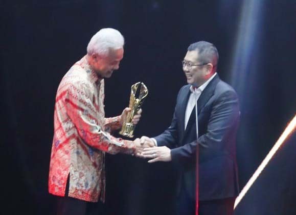 Gubernur Jawa Tengah Ganjar Pranowo menerima penghargaan News Maker pada ajang Indonesia Awards 2023, di Jakarta Concert Hall, Jakarta, Kamis (31/8/2023).