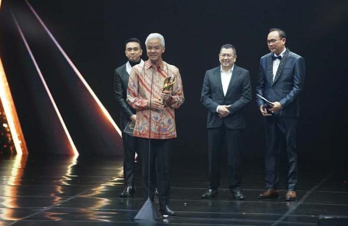 Gubernur Jawa Tengah Ganjar Pranowo menerima penghargaan News Maker pada ajang Indonesia Awards 2023, di Jakarta Concert Hall, Jakarta, Kamis (31/8/2023).