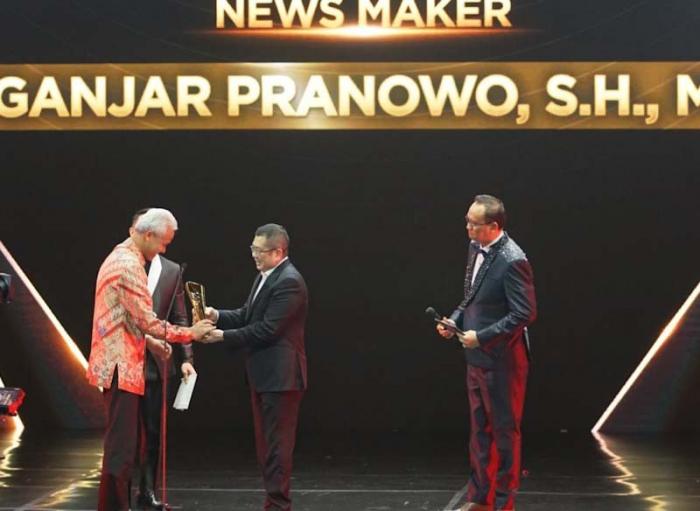 Gubernur Jawa Tengah Ganjar Pranowo menerima penghargaan News Maker pada ajang Indonesia Awards 2023, di Jakarta Concert Hall, Jakarta, Kamis (31/8/2023).