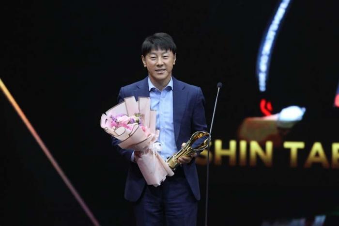 Pelatih Timnas Indonesia, Shin Tae-yong menjadi pemenang kategori pelatih olahraga terfavorit dalam ajang Indonesia Awards 2023.