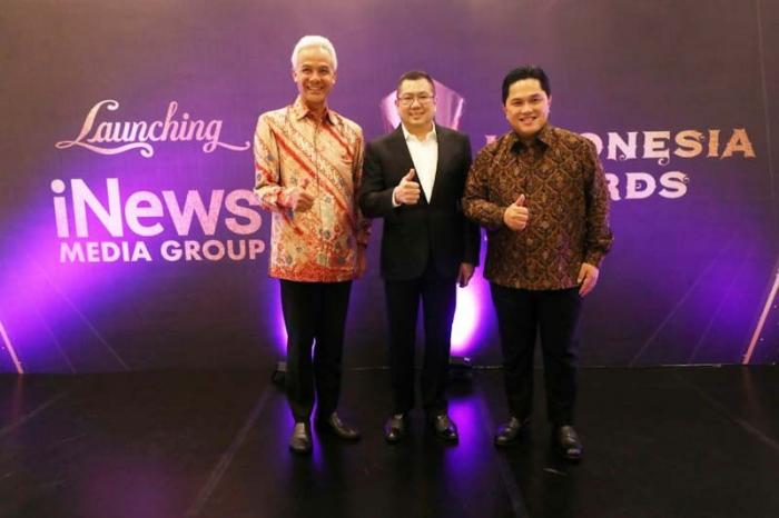 Gubernur Jawa Tengah Ganjar Pranowo menerima penghargaan News Maker pada ajang Indonesia Awards 2023, di Jakarta Concert Hall, Jakarta, Kamis (31/8/2023).