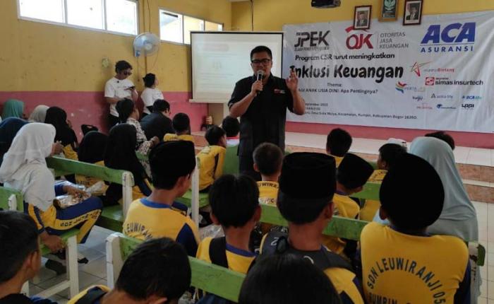 Komunitas wartawan JPEK didukung OJK menggandeng Industri Keuangan non bank menggelar CSR dalam rangka meningkatkan literasi keuangan bagi siswa Sekolah Dasar.