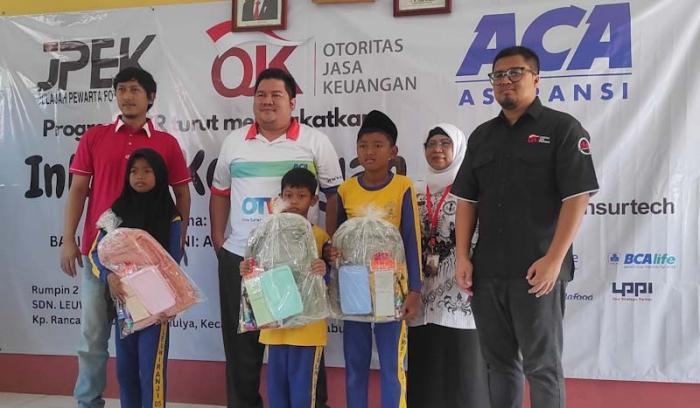 Komunitas wartawan JPEK didukung OJK menggandeng Industri Keuangan non bank menggelar CSR dalam rangka meningkatkan literasi keuangan bagi siswa Sekolah Dasar.