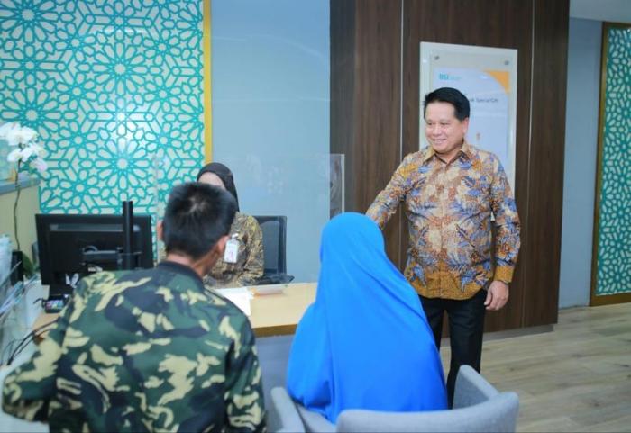 Dirut PT Bank Syariah Indonesia Tbk (BSI) Hery Gunardi menyapa langsung nasabah yang datang di BSI KC Asia Afrika, Bandung, Jawa Barat, Senin (4/9/2023).