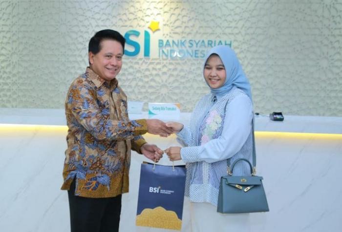 Dirut PT Bank Syariah Indonesia Tbk (BSI) Hery Gunardi menyapa langsung nasabah yang datang di BSI KC Asia Afrika, Bandung, Jawa Barat, Senin (4/9/2023).