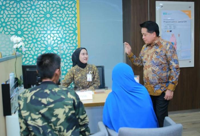 Dirut PT Bank Syariah Indonesia Tbk (BSI) Hery Gunardi menyapa langsung nasabah yang datang di BSI KC Asia Afrika, Bandung, Jawa Barat, Senin (4/9/2023).