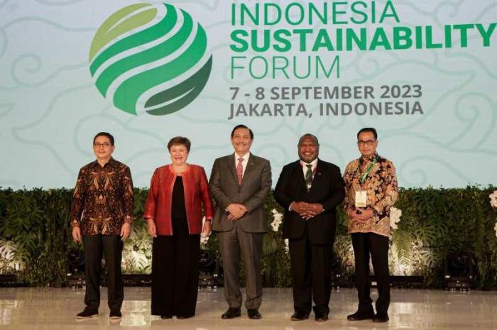 Menko Kemaritiman dan Investasi Luhut Binsar Pandjaitan membuka Indonesia Sustainability Forum (ISF) 2023 di Park Hyatt, Jakarta, Kamis (7/9/2023).