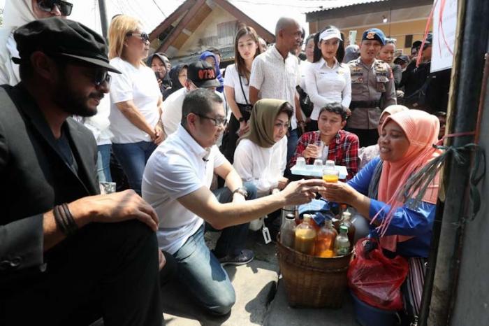 Executive Chairman MNC Group yang juga Ketua Umum Partai Perindo Hary Tanoesoedibjo mengikuti penyerahan uang kaget dan kepada Sri Mulyani di Karang Tengah.