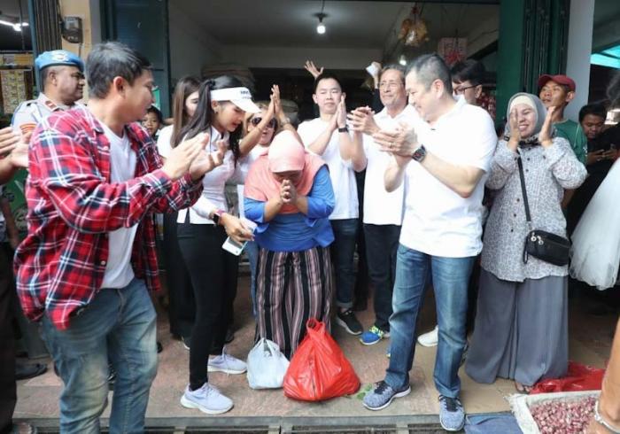 Executive Chairman MNC Group yang juga Ketua Umum Partai Perindo Hary Tanoesoedibjo mengikuti penyerahan uang kaget dan kepada Sri Mulyani di Karang Tengah.