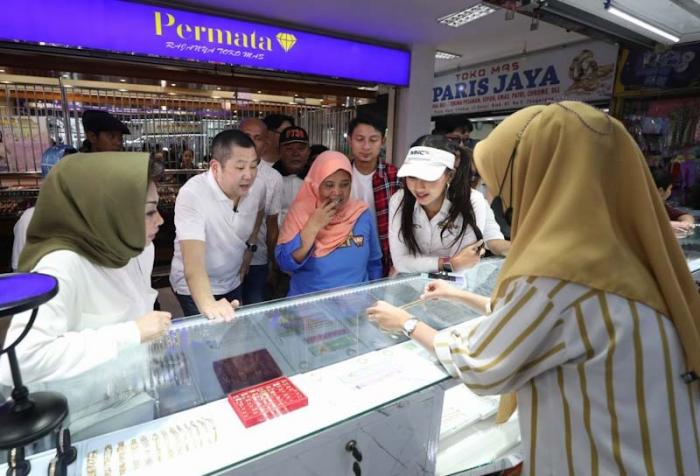 Executive Chairman MNC Group yang juga Ketua Umum Partai Perindo Hary Tanoesoedibjo mengikuti penyerahan uang kaget dan kepada Sri Mulyani di Karang Tengah.