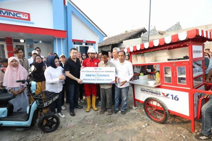 Chairman MNC Group yang juga Ketua Umum Partai Perindo Hary Tanoesoedibjo menyaksikan langsung tangis haru Sarkani dan keluarga saat membuka tirai rumah mereka