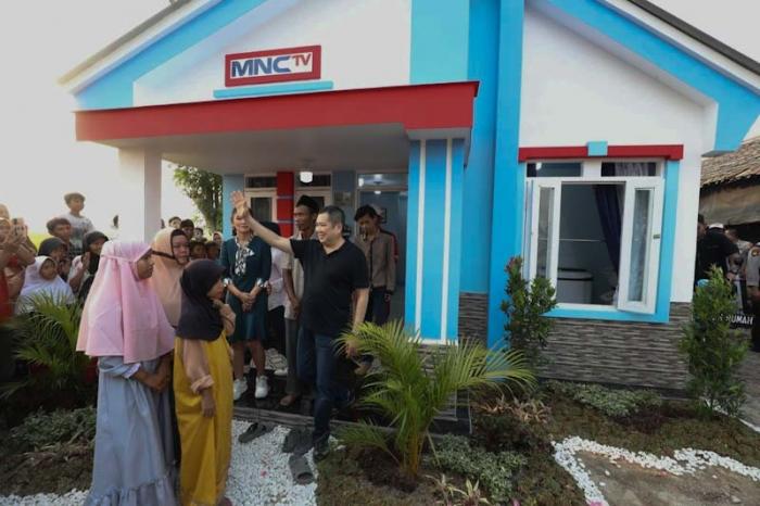 Chairman MNC Group yang juga Ketua Umum Partai Perindo Hary Tanoesoedibjo menyaksikan langsung tangis haru Sarkani dan keluarga saat membuka tirai rumah mereka