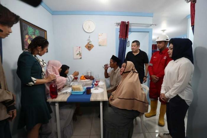 Chairman MNC Group yang juga Ketua Umum Partai Perindo Hary Tanoesoedibjo menyaksikan langsung tangis haru Sarkani dan keluarga saat membuka tirai rumah mereka