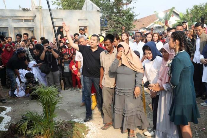 Chairman MNC Group yang juga Ketua Umum Partai Perindo Hary Tanoesoedibjo menyaksikan langsung tangis haru Sarkani dan keluarga saat membuka tirai rumah mereka