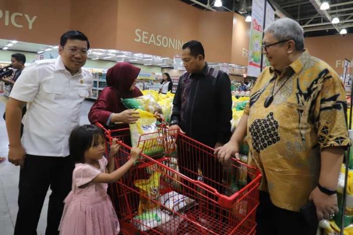 Direktur Utama Perum Bulog Budi Waseso meninjau ketersediaan beras Stabilisasi Pasokan dan Harga Pangan (SPHP) di Lotte Grosir Pasar Rebo, Jakarta Timur.