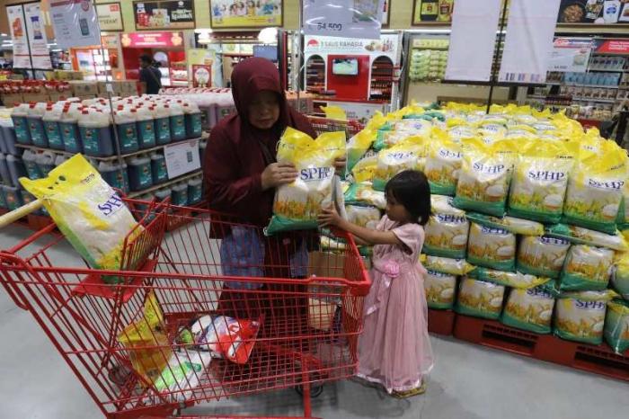 Direktur Utama Perum Bulog Budi Waseso meninjau ketersediaan beras Stabilisasi Pasokan dan Harga Pangan (SPHP) di Lotte Grosir Pasar Rebo, Jakarta Timur.