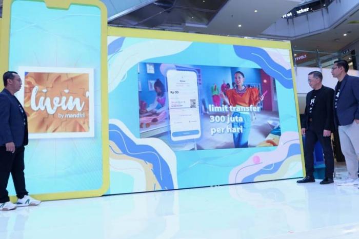 Bank Mandiri menggelar program #SuperAPPSuperLengkAPP yang memperkenalkan lebih dari 70 fitur keuangan Livin' by Mandiri secara langsung ke masyarakat.