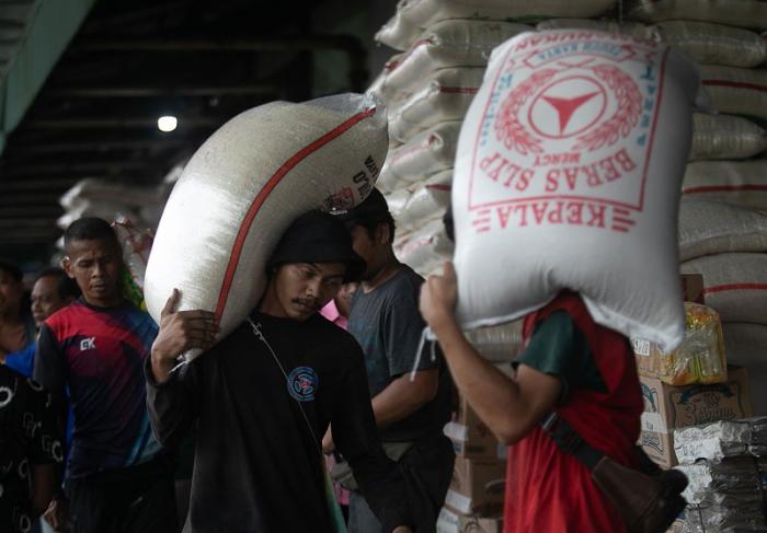 Pekerja melakukan bongkar muat beras di Pasar Induk Beras Cipinang, Jakarta, Jumat (15/9/2023).