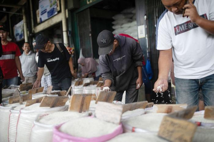 Pekerja melakukan bongkar muat beras di Pasar Induk Beras Cipinang, Jakarta, Jumat (15/9/2023).