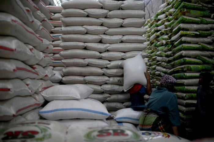 Pekerja melakukan bongkar muat beras di Pasar Induk Beras Cipinang, Jakarta, Jumat (15/9/2023).