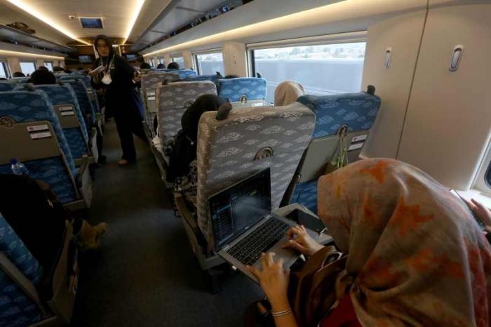 PT KCIC (Kereta Cepat Indonesia China) menjalankan uji coba operasional dengan penumpang tidak berbayar.