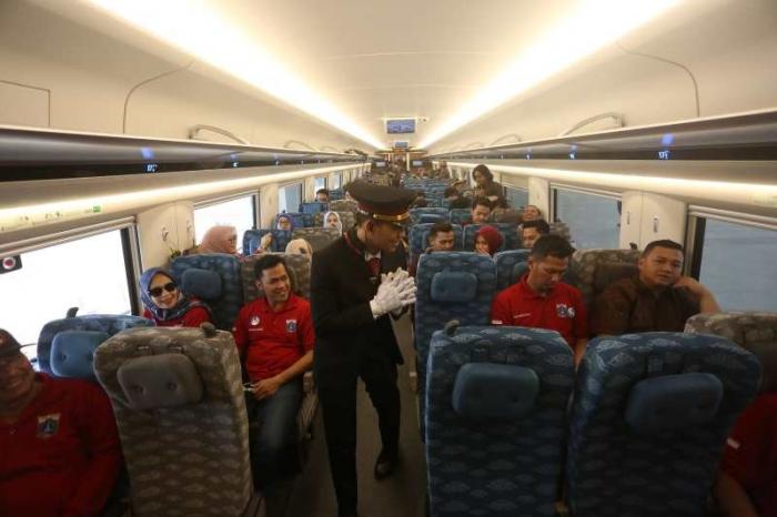 PT KCIC (Kereta Cepat Indonesia China) menjalankan uji coba operasional dengan penumpang tidak berbayar.