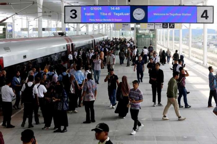 PT KCIC (Kereta Cepat Indonesia China) menjalankan uji coba operasional dengan penumpang tidak berbayar.