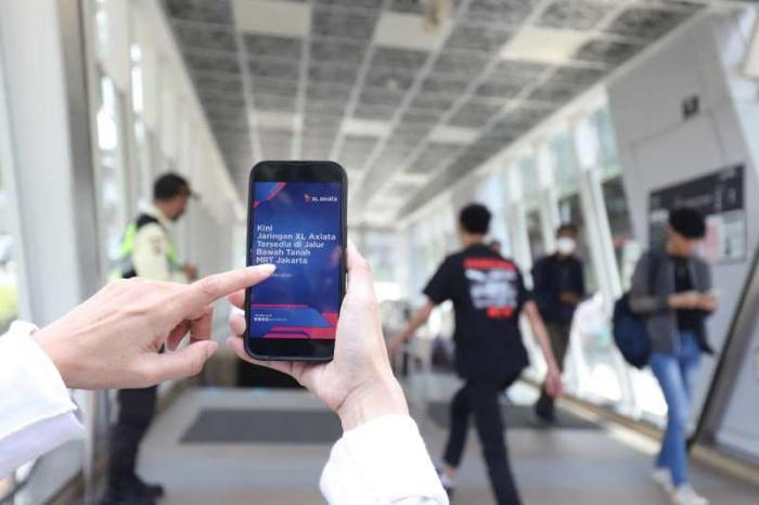 Warga mengakses aplikasi MyXL dalam perjalanan menggunakan MRT Jakarta dari Stasiun Benhil menuju Stasiun Bundaran HI, di Jakarta, Jumat (15/9/2023).
