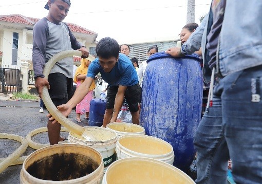 Warga antre mengambil bantuan air bersih di Jalan Utan Jati, RT006 dan RT007, RW011, Kelurahan Pegadungan, Kecamatan Kalideres, Jakarta Barat