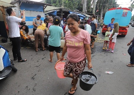 Warga antre mengambil bantuan air bersih di Jalan Utan Jati, RT006 dan RT007, RW011, Kelurahan Pegadungan, Kecamatan Kalideres, Jakarta Barat