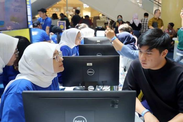 Pengunjung mencari informasi tiket dan paket wisata dalam BCA tiket.com Travel Fair 2023 di Atrium Utama Mal Gandaria City, Jakarta, Jumat (22/9/2023).