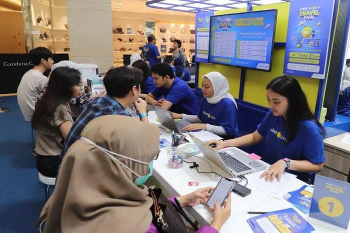 Pengunjung mencari informasi tiket dan paket wisata dalam BCA tiket.com Travel Fair 2023 di Atrium Utama Mal Gandaria City, Jakarta, Jumat (22/9/2023).