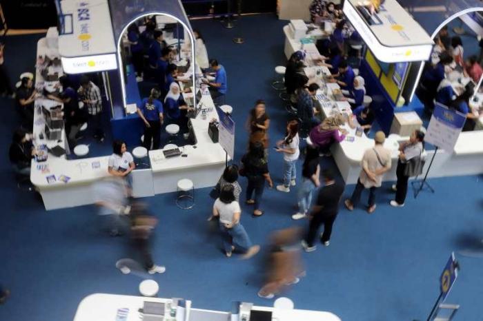Pengunjung mencari informasi tiket dan paket wisata dalam BCA tiket.com Travel Fair 2023 di Atrium Utama Mal Gandaria City, Jakarta, Jumat (22/9/2023).