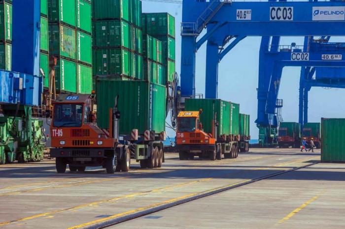 Pekerja dan alat berat tampak pada aktivitas bongkar muat peti kemas di dermaga Makassar New Port (MNP) di Makassar, Sulawesi Selatan, Rabu (27/9/2023).