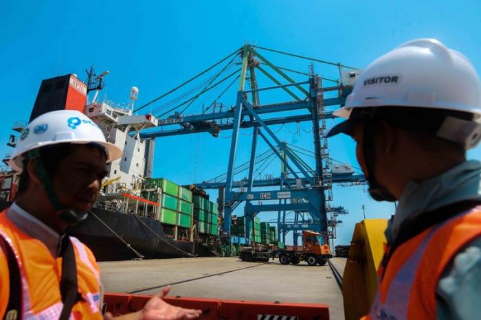 Pekerja dan alat berat tampak pada aktivitas bongkar muat peti kemas di dermaga Makassar New Port (MNP) di Makassar, Sulawesi Selatan, Rabu (27/9/2023).