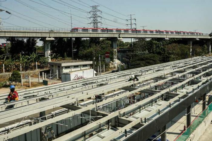 Pekerja beraktivitas di proyek revitalisasi Halte Transjakarta Cawang UKI, Jakarta, Minggu (28/9/2023).