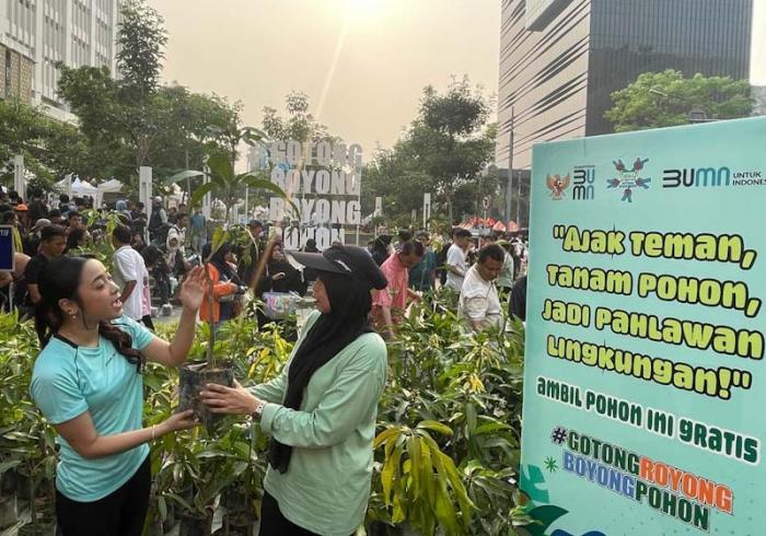 Sejumlah influencer membagikan 100 ribu tanaman pada gerakan sosial Gotong Royong Boyong Pohon yang diselenggarakan di area Car Free Day Sudirman - Thamrin.