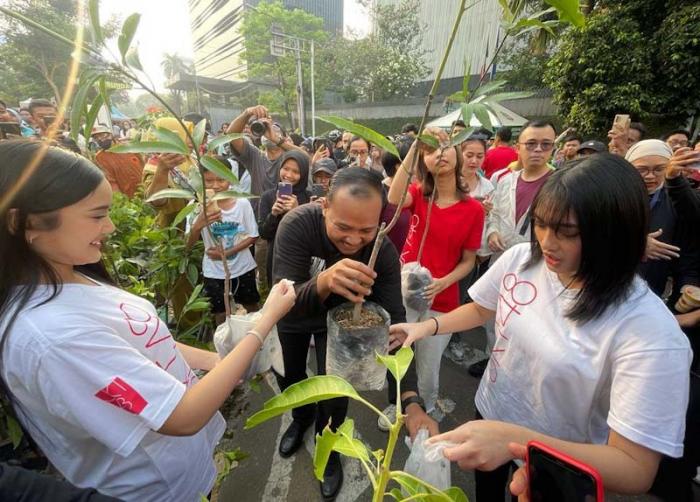 Sejumlah influencer membagikan 100 ribu tanaman pada gerakan sosial Gotong Royong Boyong Pohon yang diselenggarakan di area Car Free Day Sudirman - Thamrin.