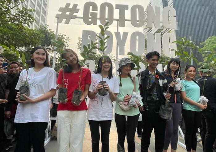Sejumlah influencer membagikan 100 ribu tanaman pada gerakan sosial Gotong Royong Boyong Pohon yang diselenggarakan di area Car Free Day Sudirman - Thamrin.