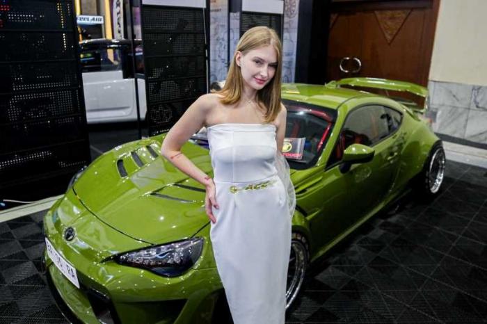 Deretan mobil modifikasi menarik perhatian pengunjung gelaran Indonesia Modification & Lifestyle Expo (IMX) 2023 di JCC, Senayan, Jakarta, Jumat (29/9/2023).
